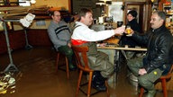 Unbeeindruckt vom Hochwasser feiern Einwohner des Koblenzer Stadtteils Neuendorf in Anglerhose und Gummistiefel in einer Kneipe, 2003