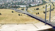 Bildmonatge zeigt den Rhein bei Düsseldorf bei Hochwasser und bei Niedrigwasser, 2003