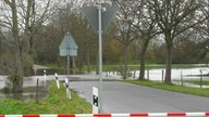 Bei Hochwasser an der Wurm stehen im November Felder unter Wasser, eine Straße ist gesperrt, 2010