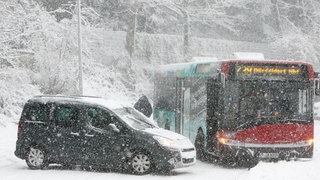 Ein Bus hat sich am 10.12.2017 in der nordrhein-westfälischen Landeshauptstadt Düsseldorf auf der B7 im Schnee quergestellt.